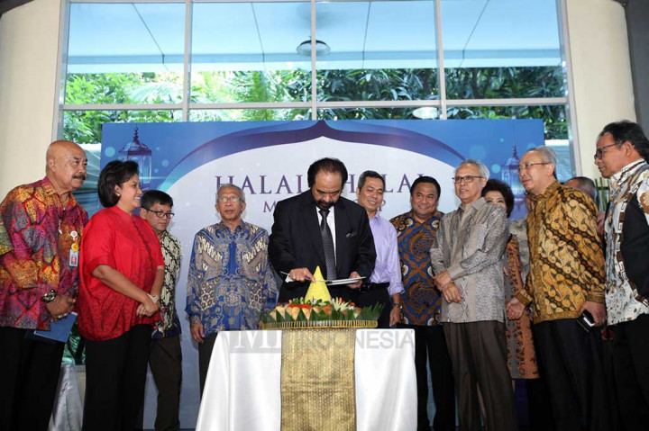 Chairman Media Group Surya Paloh memotong tumpeng didampingi jajaran Media Group dan undangan acara halal bihalal Media Group sekaligus perayaan HUT ke-65 Ketua Umum Partai NasDem tersebut. 