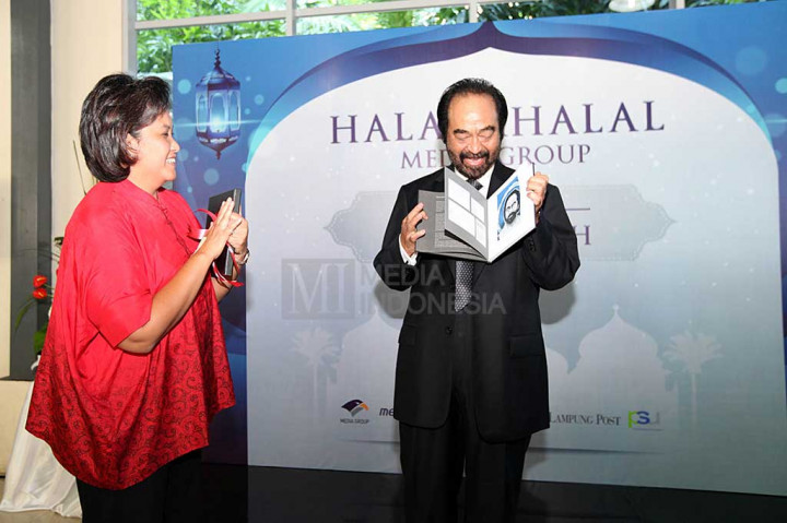 Surya Paloh menerima buku berisi 65 lukisan wajah dirinya yang dibuat karyawan 'Media Indonesia' yang diserahkan Deputi Chairman Media Group Rerie Lestari Moerdijat.