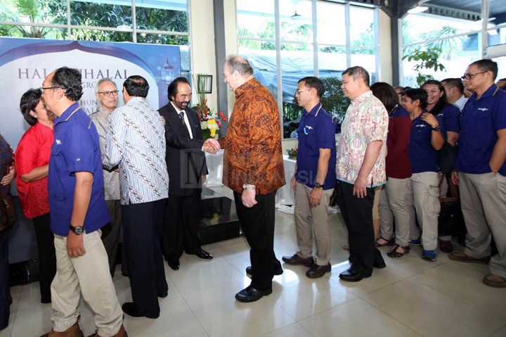 Surya Paloh bersama Lestari Moerdijat dan Dirut Metro TV Adrianto Machribie (kedua dari kiri) bersalaman dengan karyawan Media Group.