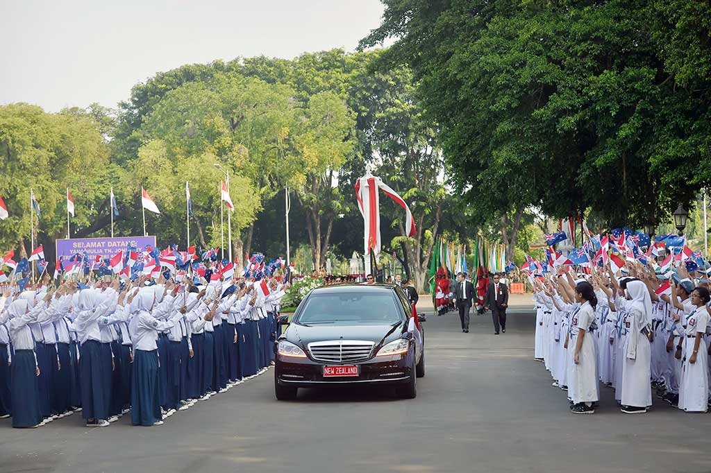 Siswa SMP dan SMA melambaikan bendera RI dan Selandia Baru saat mobil yang membawa Perdana Menteri (PM) Selandia Baru John Key melintas di halaman Istana Merdeka, Jakarta.