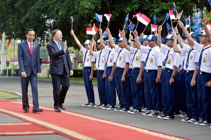 Presiden Joko Widodobersama Perdana Menteri (PM) Selandia Baru John Key melambaikan tangan kepada siswa SMP dan SMA di halaman Istana Merdeka.