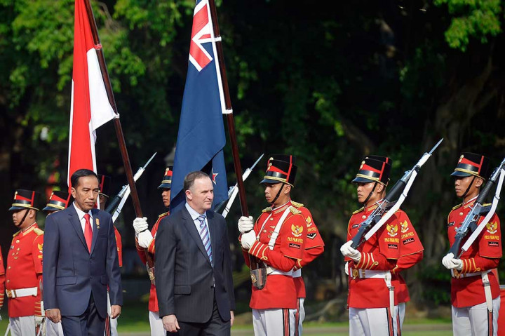 Presiden Jokowi bersama PM Selandia Baru John Key melakukan inspeksi Pasukan Pengamanan Presiden (Paspampres). 