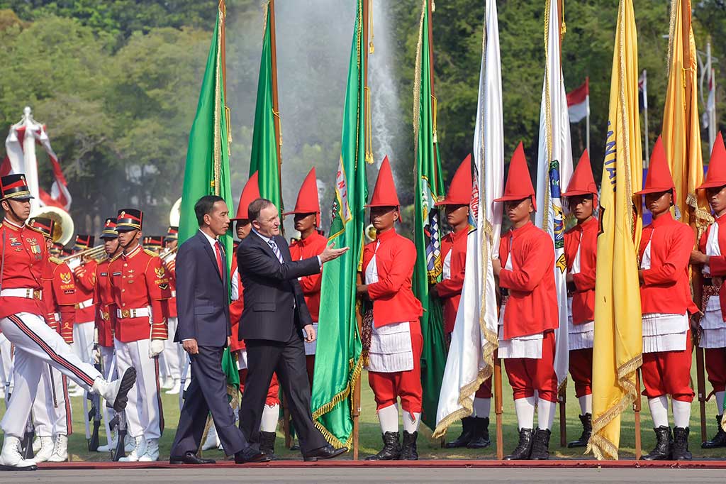 Presiden Jokowi bersama PM Selandia Baru John Key melakukan inspeksi pasukan Parade Nusantara yang membawa panji-panji provinsi se-Indonesia.
