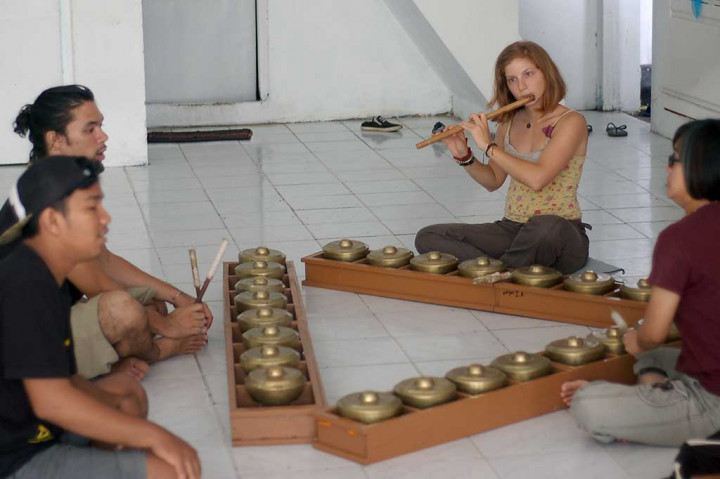 Belasan Warga Asing Belajar Musik Minang