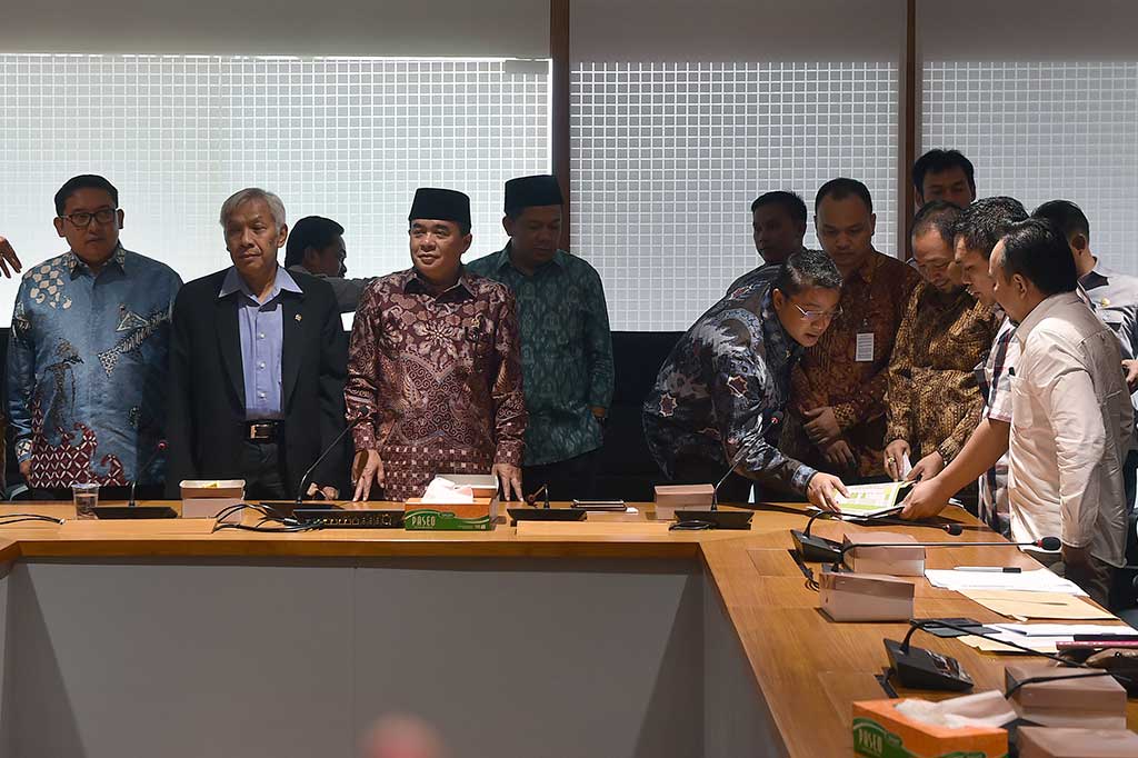 Ketua DPR Ade Komarudin (ketiga kiri) didampingi Wakil Ketua DPR Fadli Zon (kiri), Agus Hermanto (kedua kiri), Fahri Hamzah (keempat kiri), Ketua Komisi IX Dede Yusuf menerima perwakilan orang tua korban vaksin palsu.