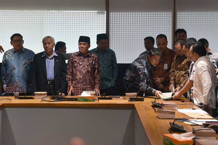 Ketua DPR Ade Komarudin (ketiga kiri) didampingi Wakil Ketua DPR Fadli Zon (kiri), Agus Hermanto (kedua kiri), Fahri Hamzah (keempat kiri), Ketua Komisi IX Dede Yusuf menerima perwakilan orang tua korban vaksin palsu.