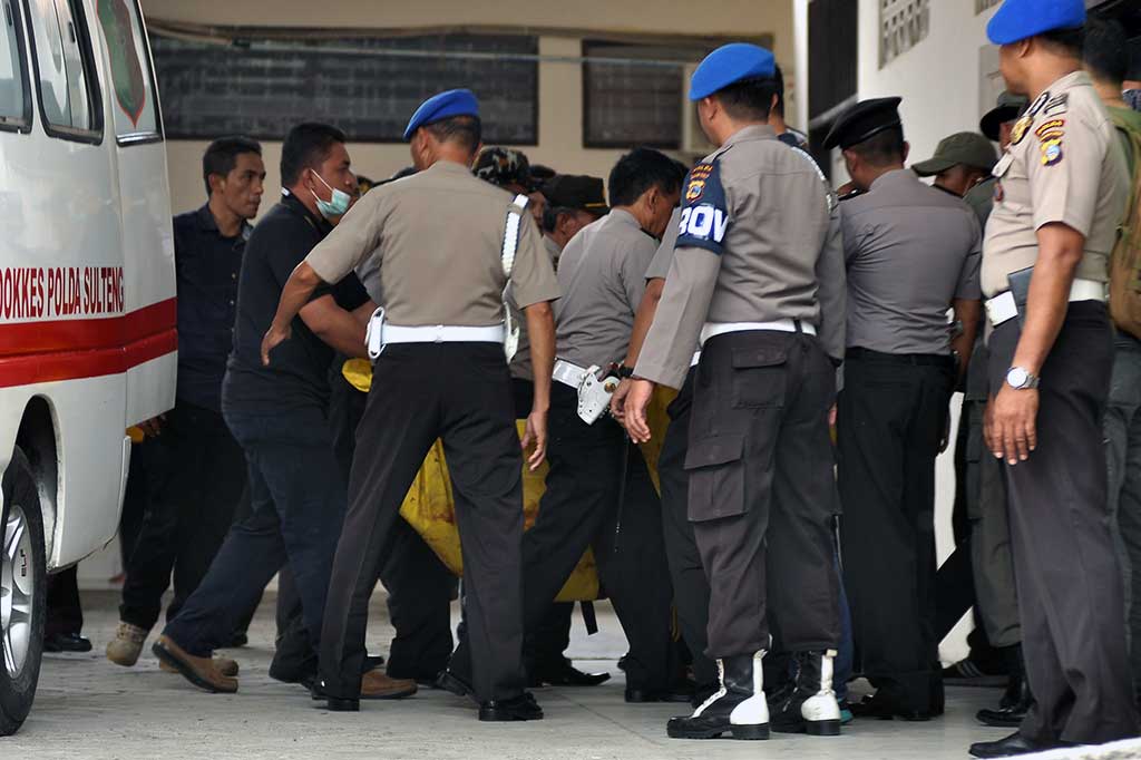 Jenazah Diduga Santoso Dibawa ke RS Bhayangkara Palu