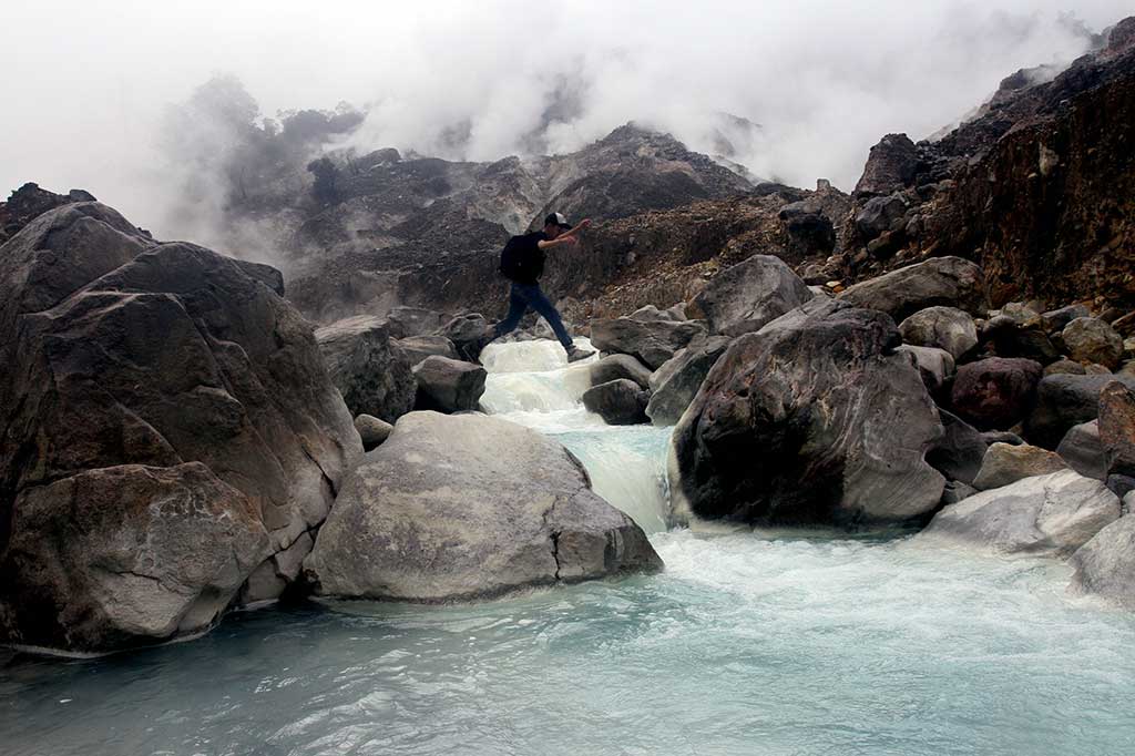 Untuk mencapai kawasan ini wisatawan memerlukan waktu berjalan sekitar dua jam dari pos Pasir Reungit.