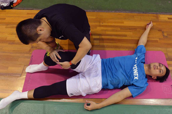 Mohammad Ahsan melakukan peregangan otot saat latihan di Pelatnas PBSI Cipayung.