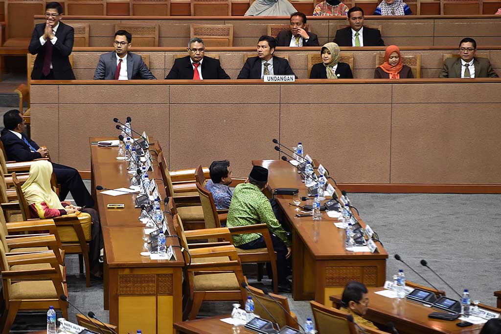 Komisioner KPI terpilih menghadiri Rapat Paripurna ke-33 Masa Persidangan V tahun 2015-2016 di Komplek Parlemen, Senayan, Jakarta, Rabu (20/7/2016). 