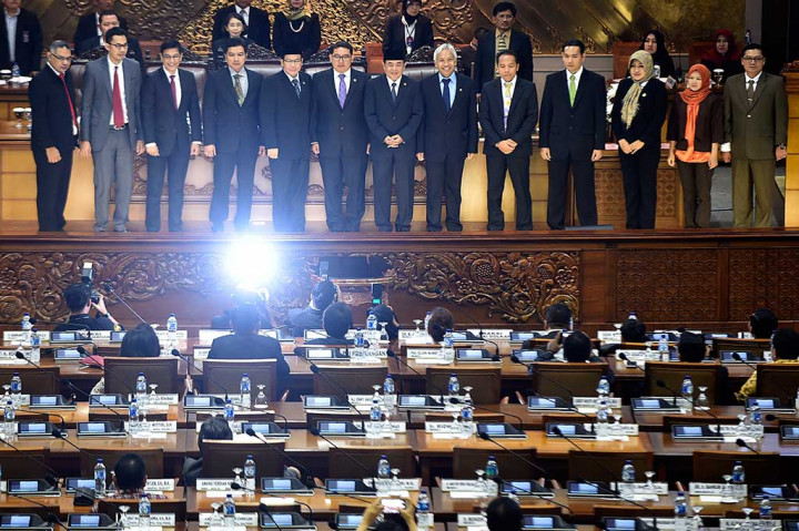 Ketua DPR Ade Komarudin (tengah), Wakil Ketua DPR Taufik Kurniawan (kelima kiri), Fadli Zon (keenam kiri) dan Agus Hermanto (keenam kanan) berfoto bersama Komisioner KPI terpilih.