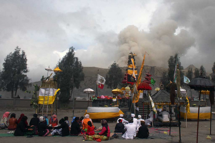 Umat Hindu Tengger melakukan ritual Upacara Pawedalan.