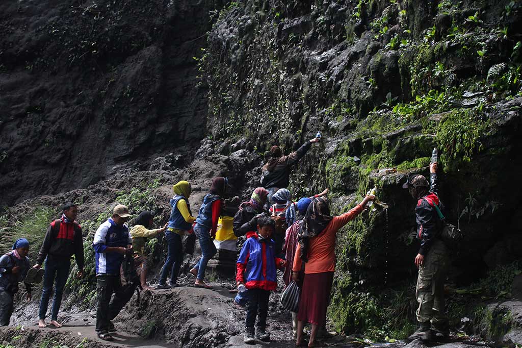 Warga Tengger mengambil air untuk keperluan ritual adat Yadnya Kasada di mata air Widodaren, Gunung Bromo, Probolinggo.