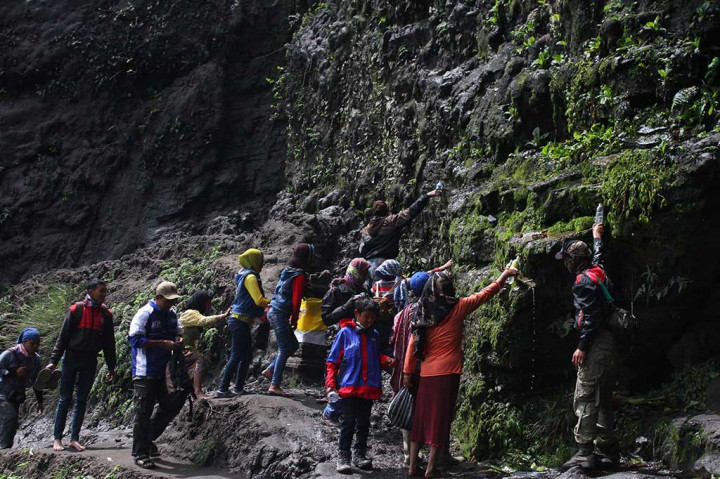 Warga Tengger mengambil air untuk keperluan ritual adat Yadnya Kasada di mata air Widodaren, Gunung Bromo, Probolinggo.