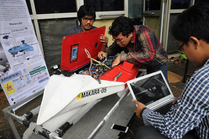 Mahasiswa mengecek mesin kapal tanpa awak 'Makara-05'.