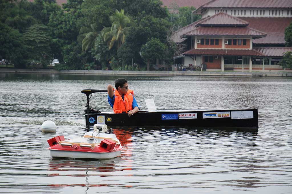 Sebuah kapal plat datar (belakang) dan kapal tanpa awak 'Makara-05' saat uji coba di Danau Kenanga UI, Depok, Jawa Barat, 9 Mei lalu.