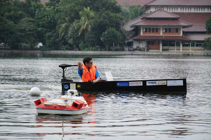 Sebuah kapal plat datar (belakang) dan kapal tanpa awak 'Makara-05' saat uji coba di Danau Kenanga UI, Depok, Jawa Barat, 9 Mei lalu.