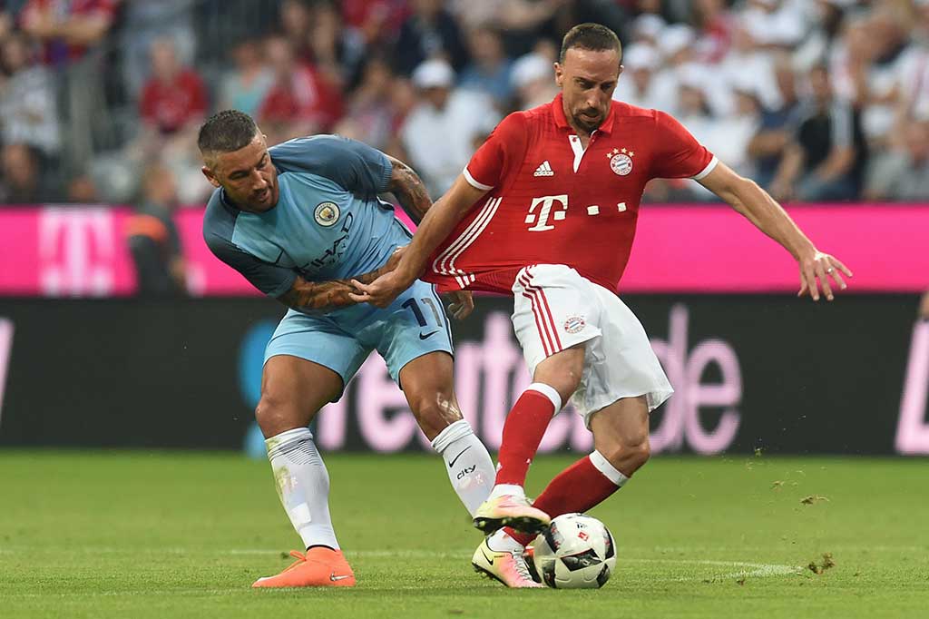 Gelandang Muenchen Franck Ribery berebut bola dengan bek City Aleksandar Kolarov.