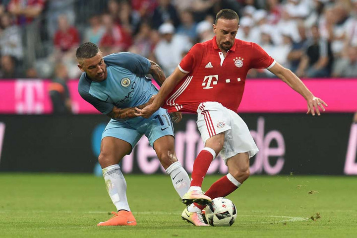 Gelandang Muenchen Franck Ribery berebut bola dengan bek City Aleksandar Kolarov.