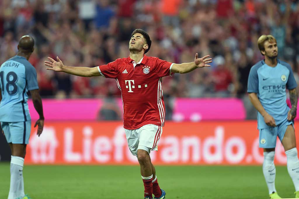 Gelandang Muenchen Erdal Oeztuerk meluapkan kegembiraan usai mencetak gol ke gawang City pada menit ke-76.