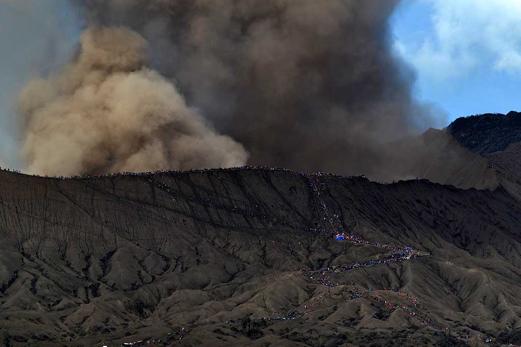 Masyarakat suku Tengger dan wisatawan menuju kawah Gunung Bromo pada Upacara Yadnya Kasada.