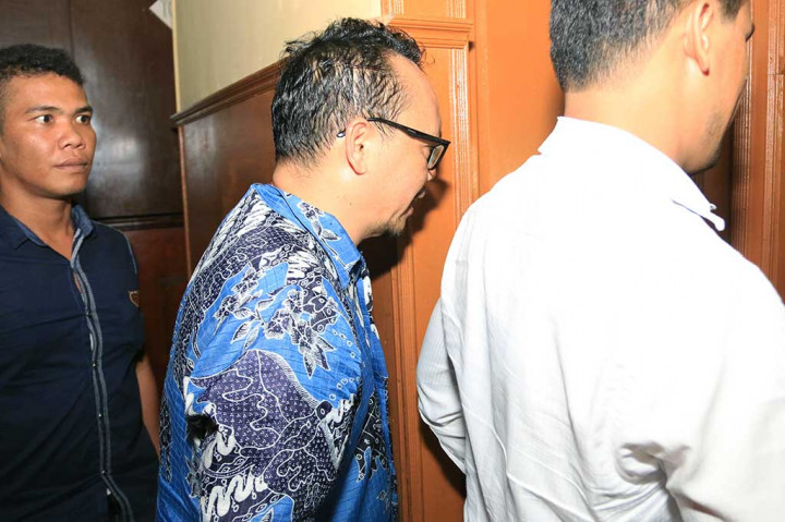 Ramadhan Pohan (tengah) saat menjalani pemeriksaan di Mapolda Sumatera Utara, Medan, Rabu (20/7/2016). 