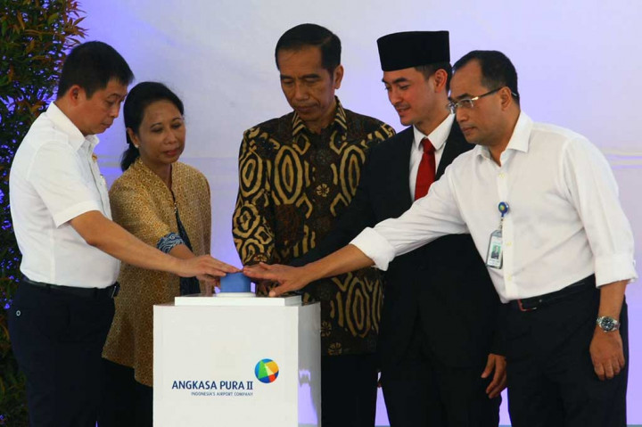 Presiden Jokowi didampingi Menteri BUMN Rini Seomarno (kedua kiri), Menteri Perhubungan Ignasius Jonan (kiri), Gubernur Jambi Zumi Zola (kedua kanan) dan Presiden Direktur PT. Angkasa Pura II Budi Karya Sumadi (kanan) menekan tombol sirine tanda diresmikannya bandara baru Bandara Sultan Thaha.