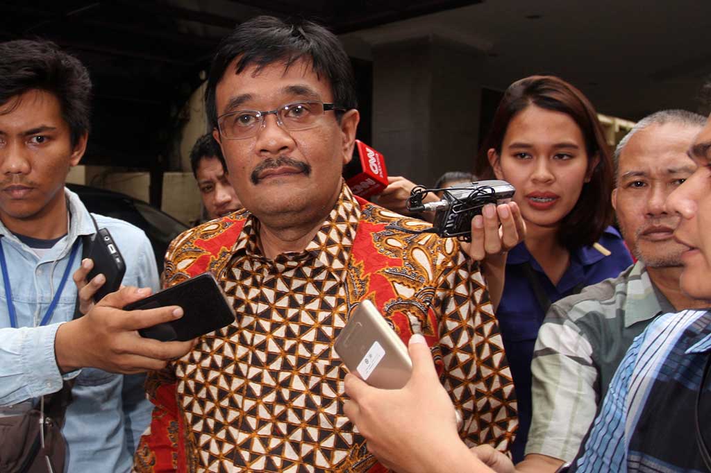 Djarot Saiful Hidayat enggan berkomentar mengenai pemeriksaan dirinya sebagai saksi kasus dugaan gratifikasi Dinas Perumahan dan Gedung Pemda DKI Jakarta pada waktu membeli lahan untuk rusunawa Cengkareng Barat.