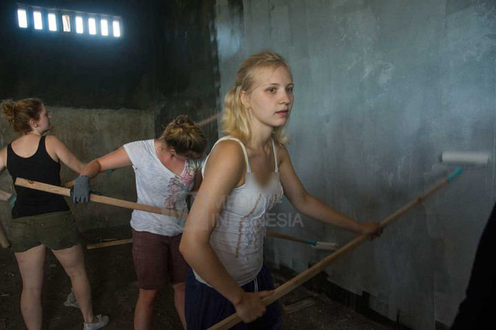 Mereka tidak canggung melakukan pekerjaan yang umumnya dilakukan para pekerja pria.