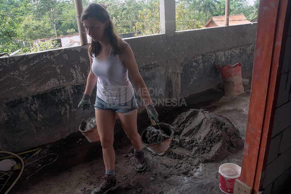 Mereka selama sebulan akan hidup berbaur dengan warga, menyelami kultur dan sosial di tempat tersebut. Bahkan, mereka juga ikut serta membantu membangun sekolah serta bersama warga turun ke sawah mengolah lahan.