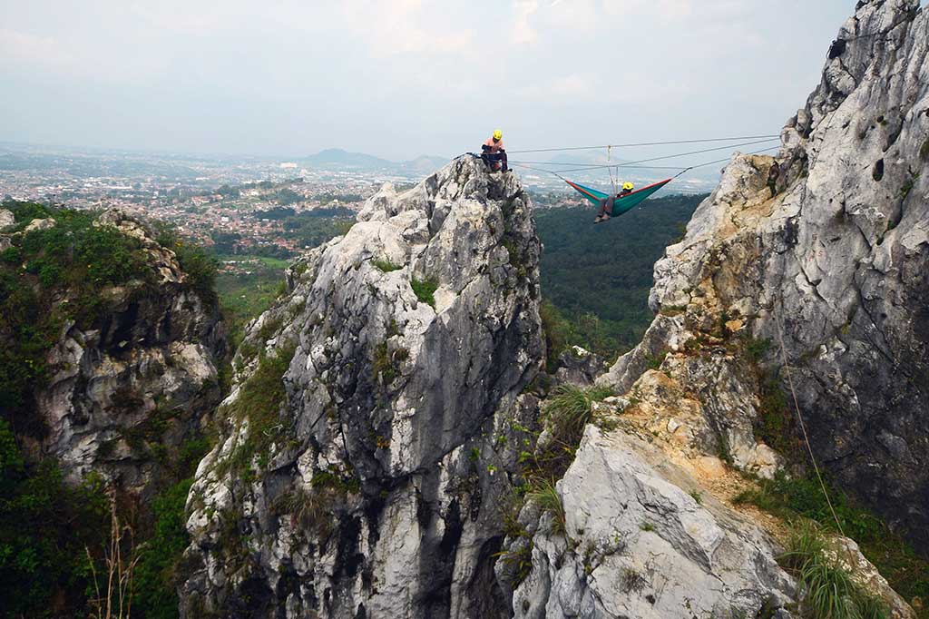 Menikmati Wisata Ekstrem Karts di Puncak Gunung Hawu