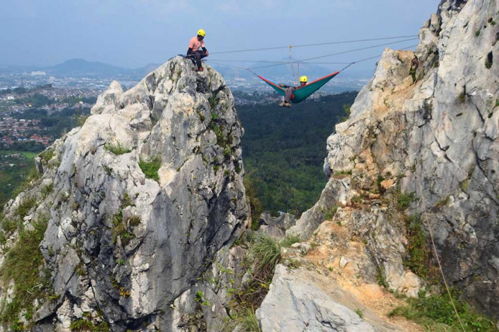 Menikmati Wisata Ekstrem Karts di Puncak Gunung Hawu