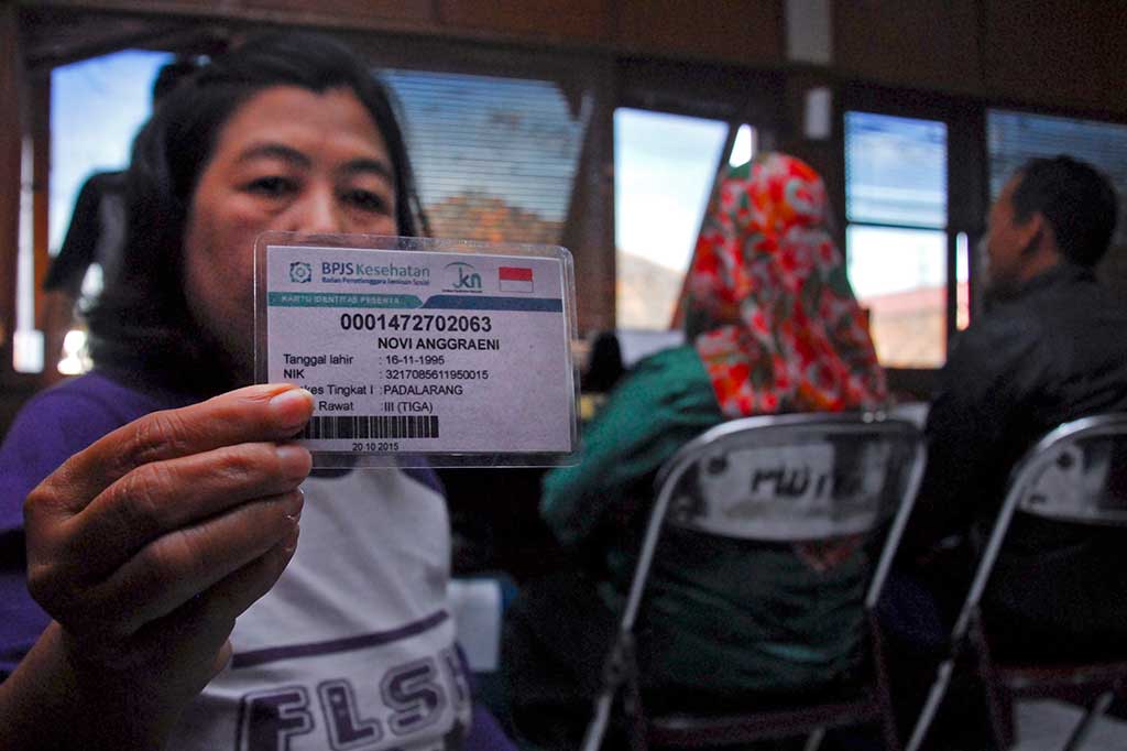 Warga menunjukkan sebuah kartu BPJS Kesehatan palsu atau yang tidak terdaftar secara resmi saat melakukan laporan dan pemeriksaan di Polres Cimahi, Jawa Barat, Senin (25/7/2016).