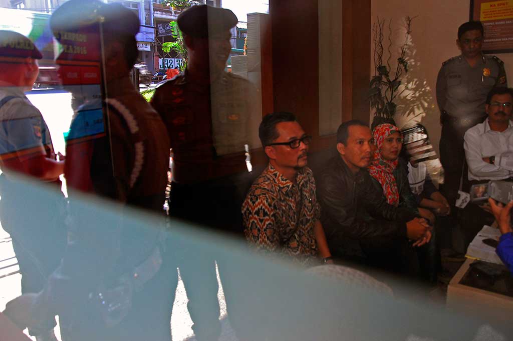 Warga dimintai keterangan oleh petugas kepolisian terkait kasus kartu BPJS Kesehatan palsusaat melakukan laporan dan pemeriksaan di Polres Cimahi, Jawa Barat.