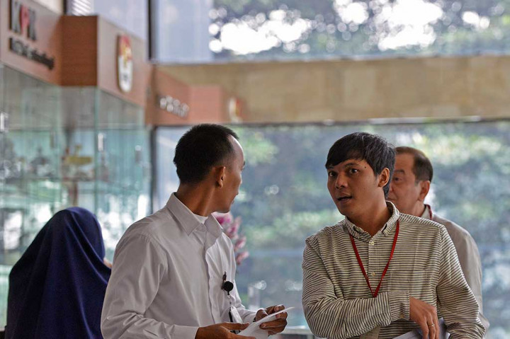 Anggota DPRD Sumatera Utara Ari Wibowo (kanan) berjalan di lobi KPK sebelum menjalani pemeriksaan