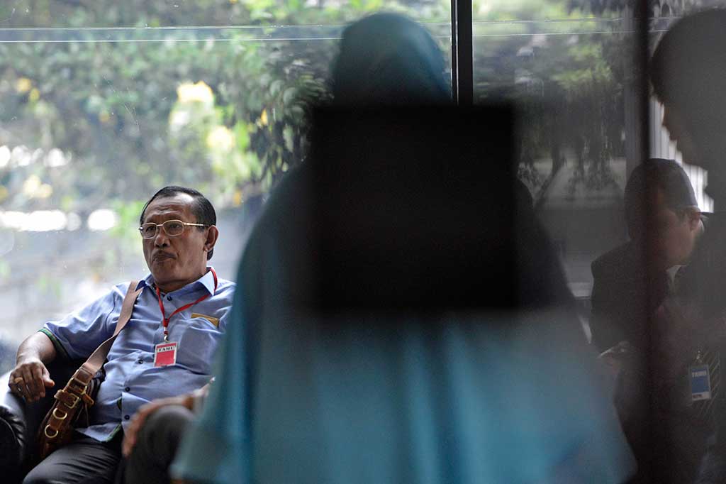 Anggota DPRD Sumatera Utara Arota Lase menunggu di lobi KPK