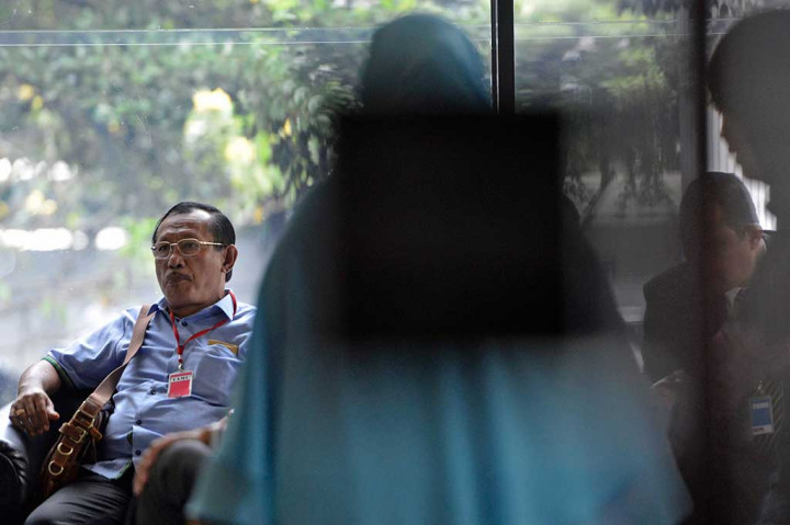 Anggota DPRD Sumatera Utara Arota Lase menunggu di lobi KPK