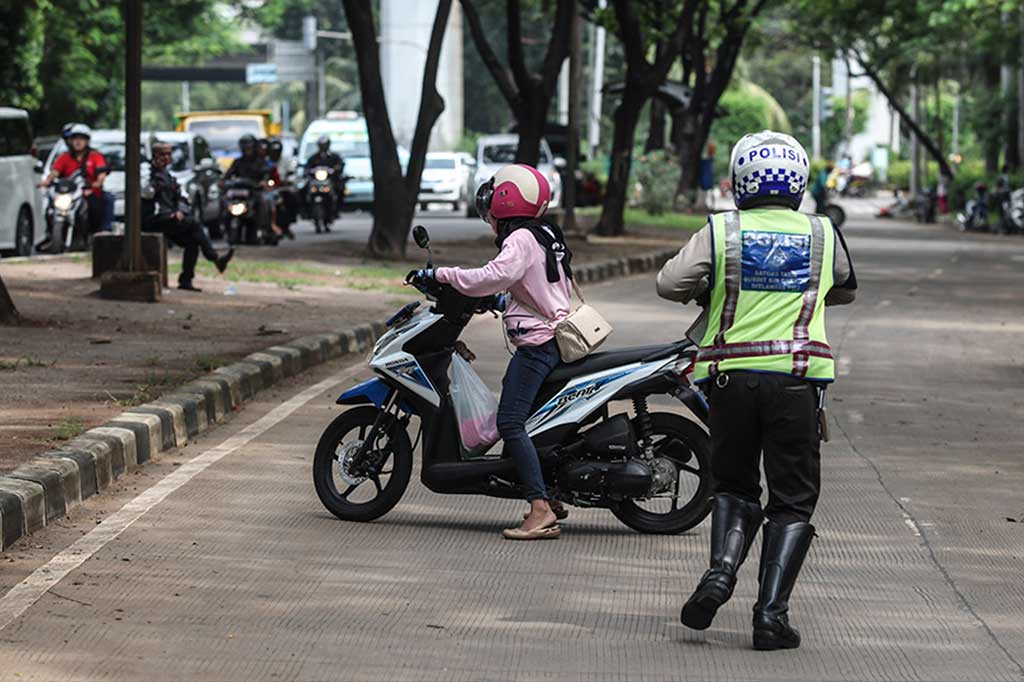 Pengendara Motor Terjatuh Saat Hindari Razia