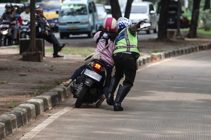 Pengendara Motor Terjatuh Saat Hindari Razia