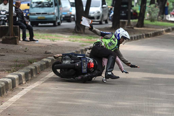 Pengendara Motor Terjatuh Saat Hindari Razia