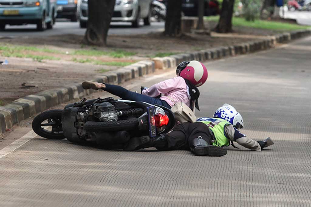 Pengendara Motor Terjatuh Saat Hindari Razia