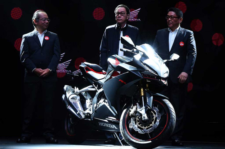 Presdir PT Astra Honda Motor Toshiyuki Inuma (kiri), Presdir PT Astra International Prijono Sugiarto (tengah) dan Chief Operating Officer for Motorcycle Operation Honda Motor Company Shinji Aoyama memperlihatkan motor sport All New Honda CBR250RR ketika peluncuran di Jakarta, Senin (25/7). 