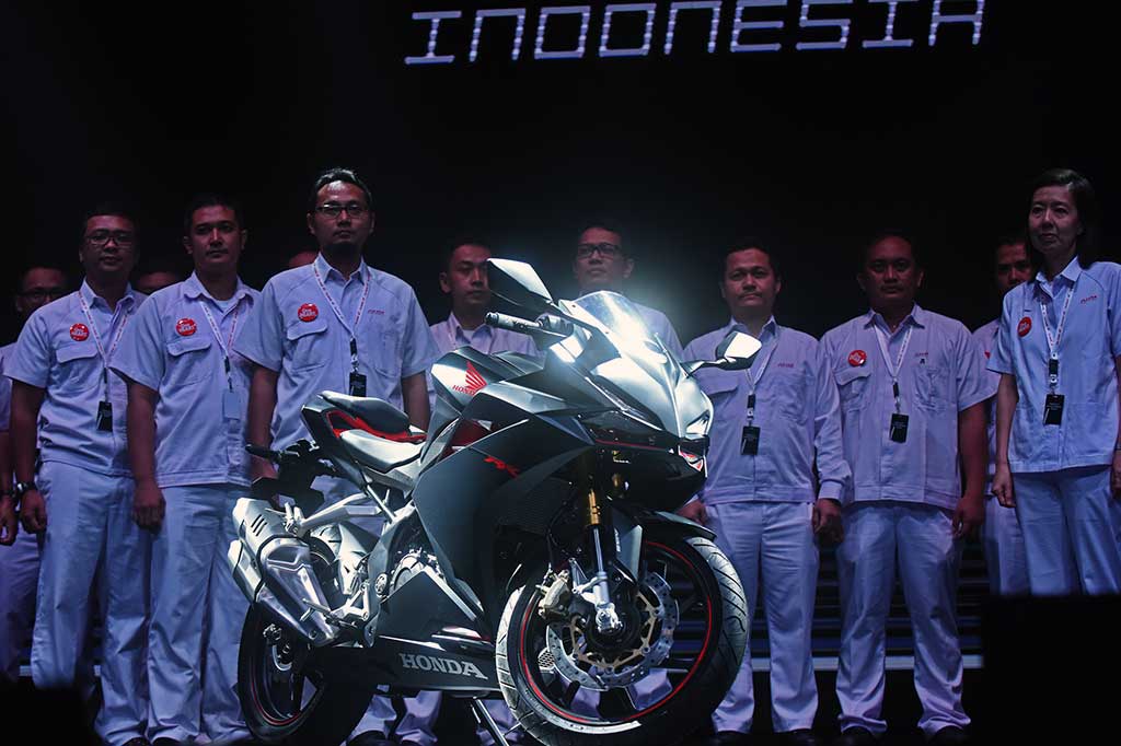 Motor supersport All New Honda CBR250RR dengan latar belakang insinyur Indonesia yang membuat produk tersebut.