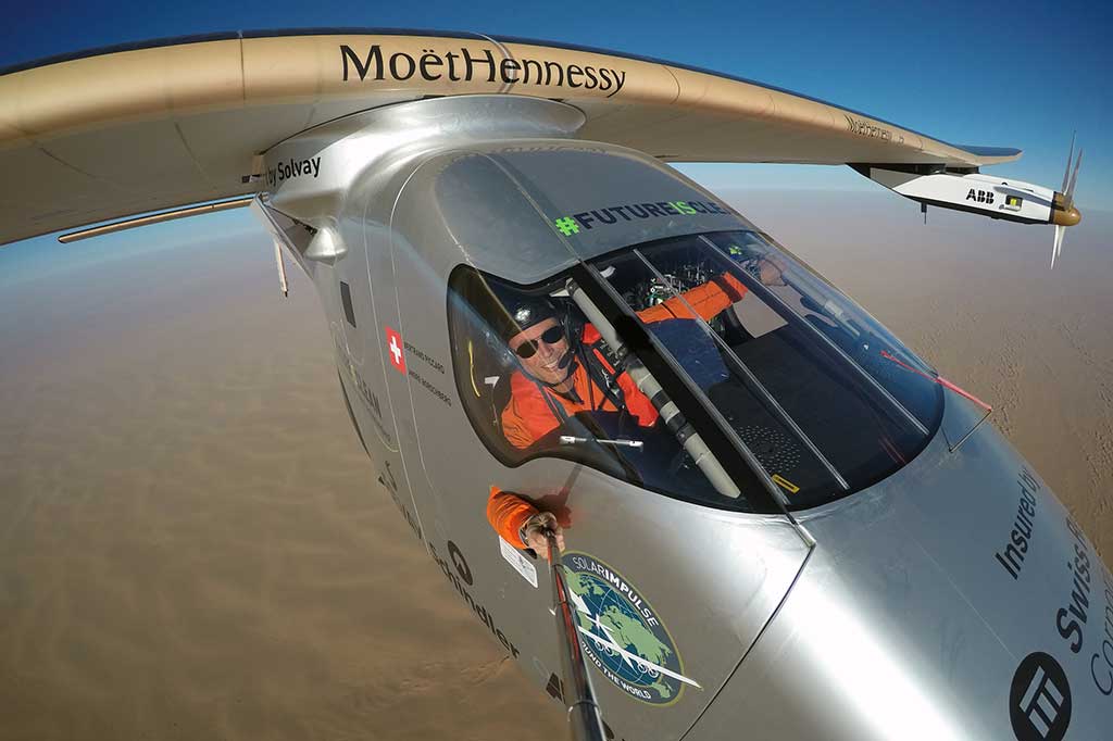 Pilot Bertrand Piccard berswafoto dari dalam pesawat Solar Impulse 2 dalam perjalanan terakhir keliling dunia dan mendarat di Bandara Abu Dhabi, Selasa (26/7/2016).