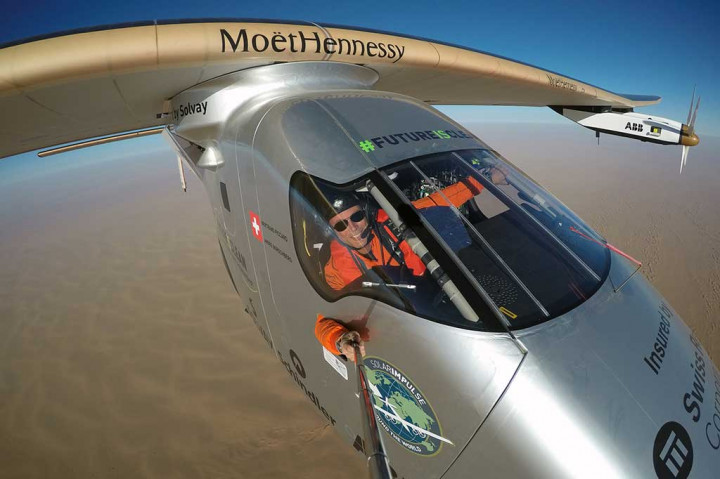Pilot Bertrand Piccard berswafoto dari dalam pesawat Solar Impulse 2 dalam perjalanan terakhir keliling dunia dan mendarat di Bandara Abu Dhabi, Selasa (26/7/2016).