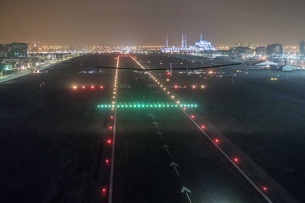 Solar Impulse 2 mendarat di Bandara Al Batin, Abu Dhabi.