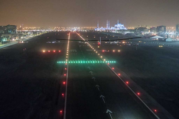 Solar Impulse 2 mendarat di Bandara Al Batin, Abu Dhabi.