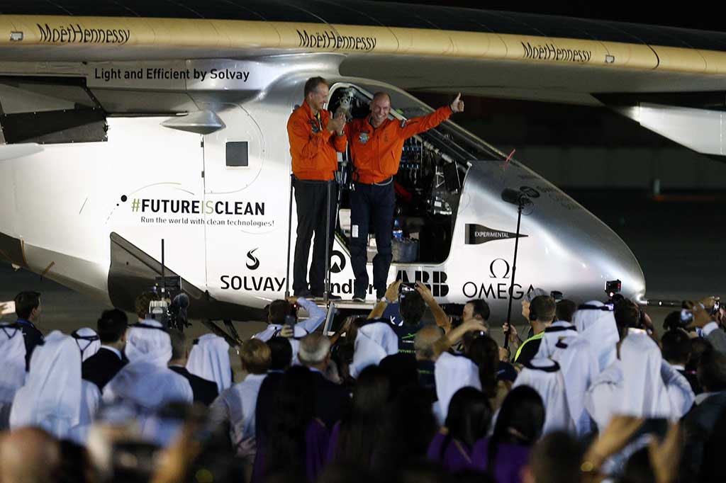 Pilot Bertrand Piccard dan Andre Borschberg melambaikan tangan saat keluar dari Solar Impulse 2 di Bandara Al Batin.