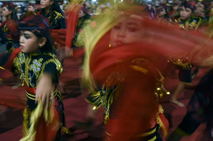 Penari membawakan Tarian Remo saat Festival Tunjungan di Surabaya.