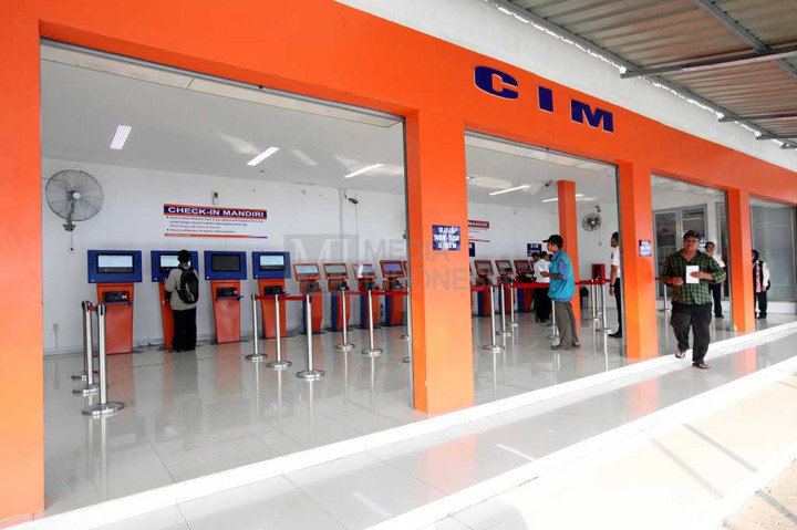 Calon penumpang kereta api melakukan check-in mandiri (CIM) di Stasiun Pasar Senen, Jakarta, Selasa (26/7/2016).